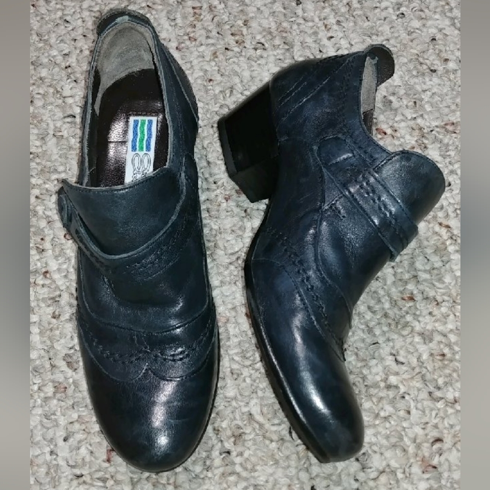 Arnold Churgin blue wingtip heels